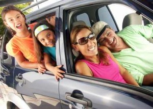 Familie macht Urlaub mit Mietwagen