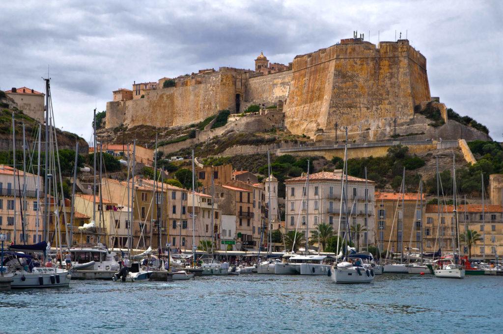 Der Hafen von Bonifacio auf der Insel Korsika