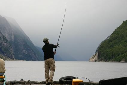 Angler am Lyse Fjord bei Lyse Botn - Norwegen