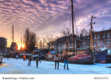 Eislaufen auf einem zugefrorenen Kanal in den Niederlanden