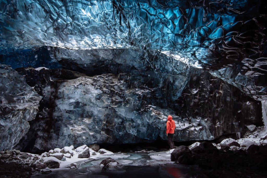 Island, Eishöhle unter dem Gletscher