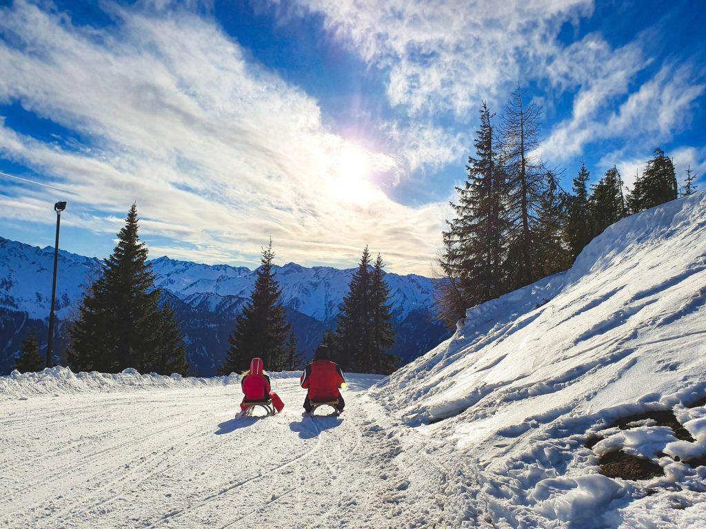 Nachhaltiger Wintersport. Schlittenfahren in der Natur