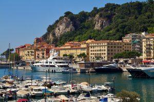 Der Mittelmeerhafen von Nizza mit Booten