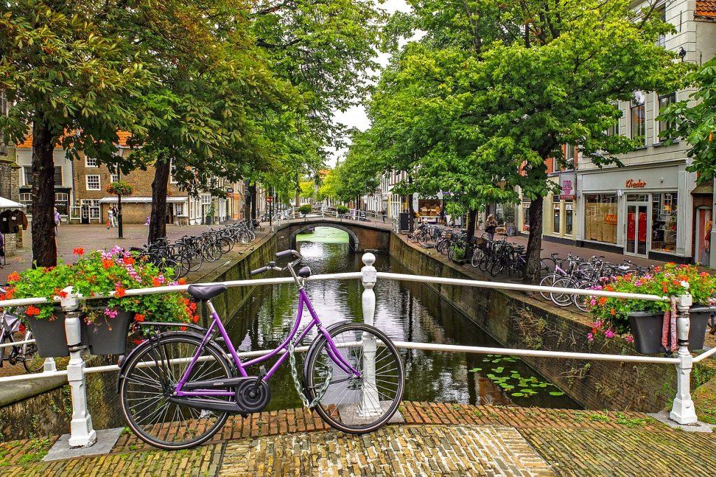 Blick von einer Brücke auf eine Gracht in Delft, Niederlande 